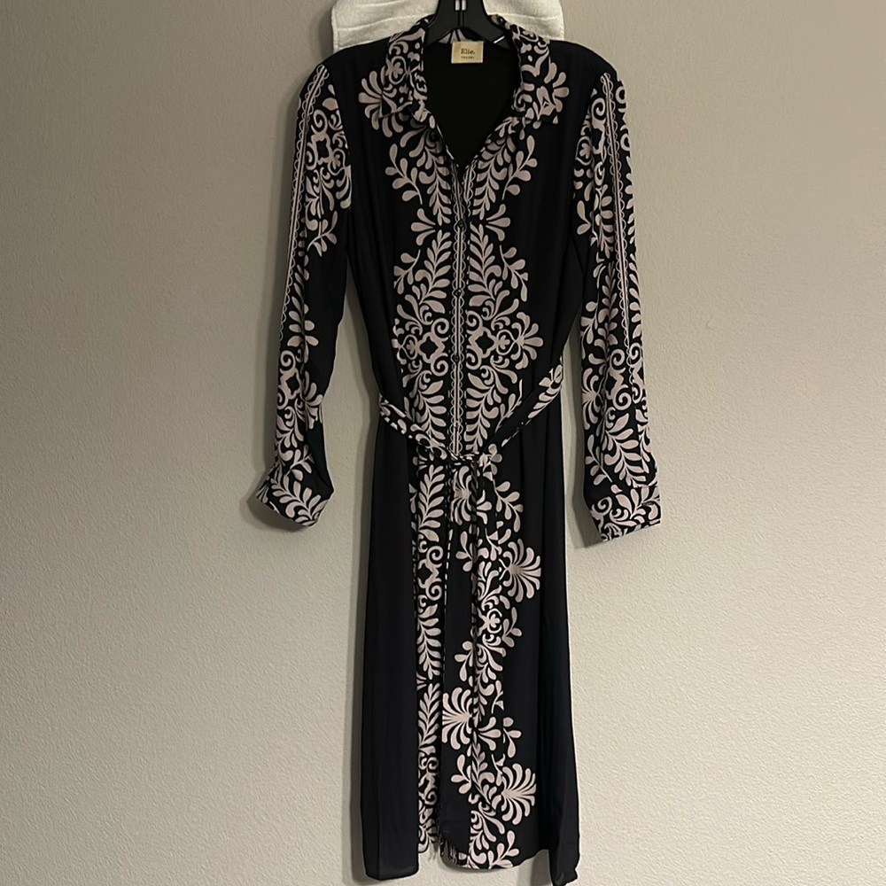 Tahari long dress 
Size Small
Smoke free & pet free house.
Cleaning out closet.